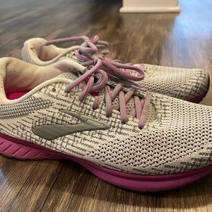 Brooks Sneakers (Women’s 9.5)